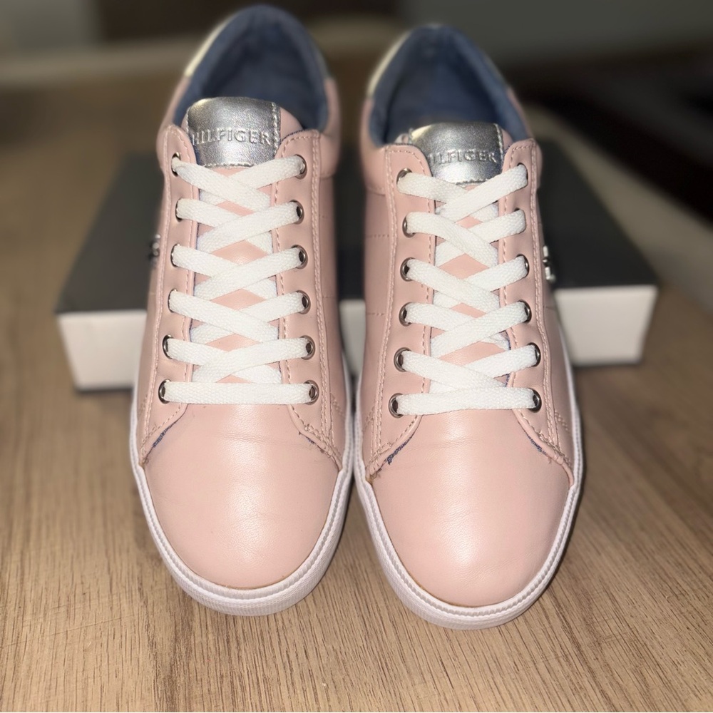 ❌ SOLD ❌ Tommy Hilfiger |  Blush Pink Leather Sneakers with Star Accents - Picture 2 of 4